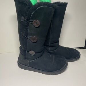 UGG Bailey Button Triplet Boots Women’s 10 – Black Suede & Sheepskin